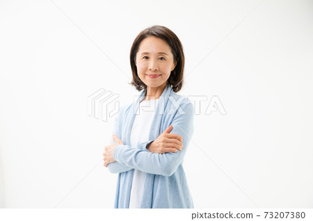 一位微笑的資深婦女 73207380