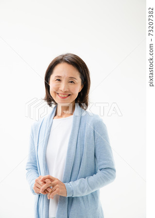 一位微笑的資深婦女 73207382