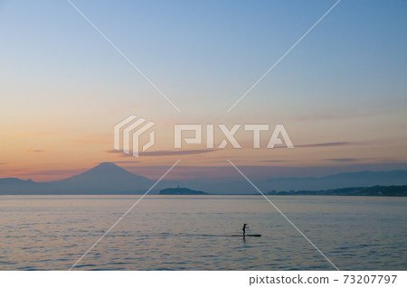 人們在海裡散步 人們在海裡散步 73207797