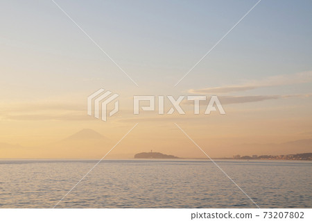富士山和江之島的美妙夜景 富士山和江之島的美妙夜景 73207802
