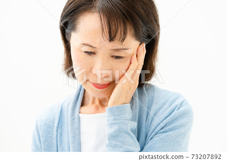 擔心的高級婦女 73207892