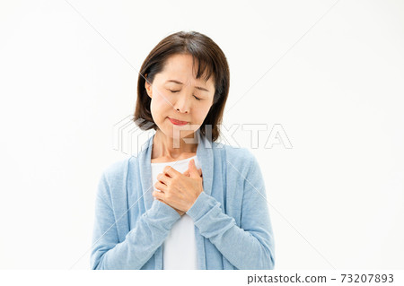 Worried senior woman 73207893