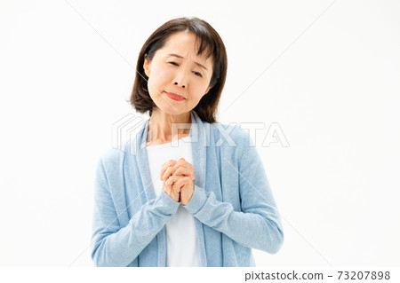 Worried senior woman 73207898