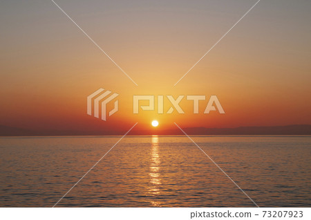 夕陽,羽山海岸被夕陽染成 夕陽,羽山海岸被夕陽染成 73207923