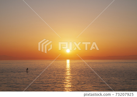 夕陽,羽山海岸被夕陽染成 夕陽,羽山海岸被夕陽染成 73207925