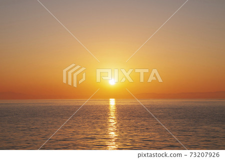 夕陽,羽山海岸被夕陽染成 夕陽,羽山海岸被夕陽染成 73207926