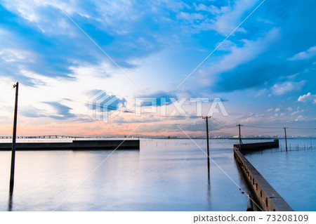 Evening view of underwater utility poles on the Ushigome coast, Kisarazu City, Chiba Prefecture Evening view of underwater utility poles on the Ushigome coast, Kisarazu City, Chiba Prefecture 73208109