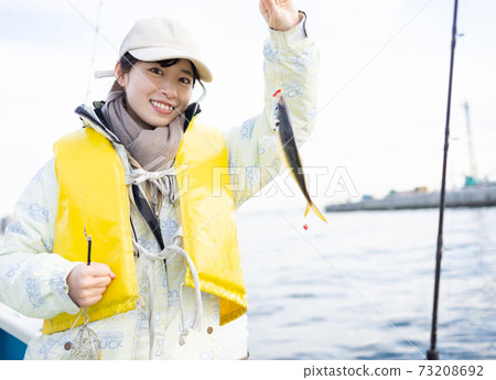 享受釣魚的可愛女人 享受釣魚的可愛女人 73208692