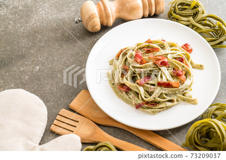 spinach fettuccini pasta with bacon spinach fettuccini pasta with bacon 73209037