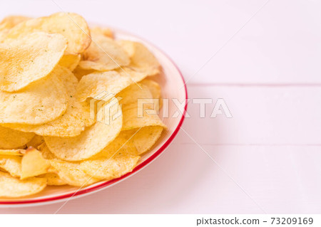 potato chips on plate 73209169