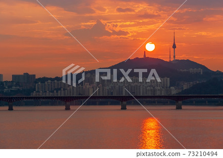 Sunset on the Han River 73210494