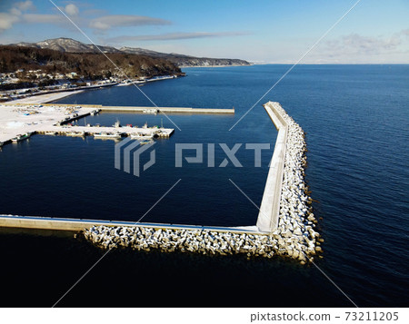 Washinoki漁港雪景的鳥瞰圖，早晨在北海道森町，冬天 73211205