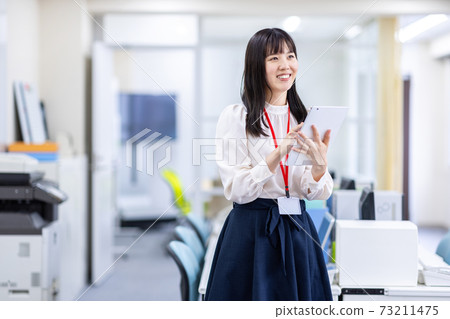 有片劑的少婦 73211475