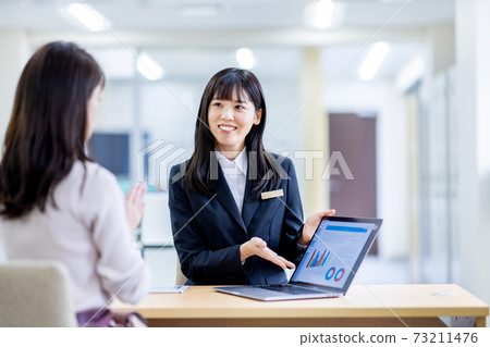 Image of consulting a woman in a suit at the reception Image of consulting a woman in a suit at the reception 73211476