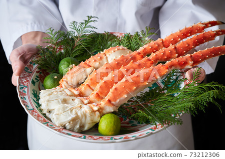 Itamae holding a boiled king crab in his hand Itamae holding a boiled king crab in his hand 73212306