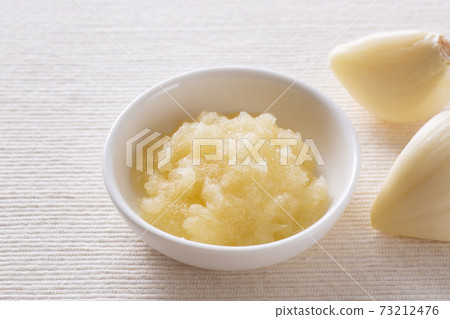 Grated garlic Grated garlic 73212476