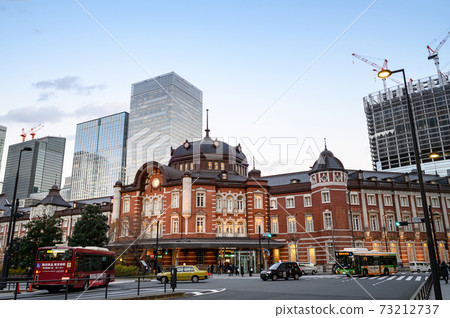 東京千代田區丸之內市的都市風光，東京車站大樓南出口前，有漂亮的摩天大樓和紅磚設計 73212737
