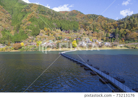 Tozura Ukibashi over Lake Okutama Autumn view Tozura Ukibashi over Lake Okutama Autumn view 73213176