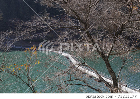 Tozura Ukibashi over Lake Okutama Autumn view Tozura Ukibashi over Lake Okutama Autumn view 73213177