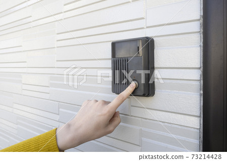 女人用手按對講機 73214428