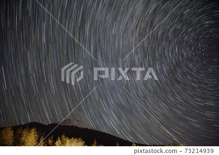 富士山周圍的星星 73214939