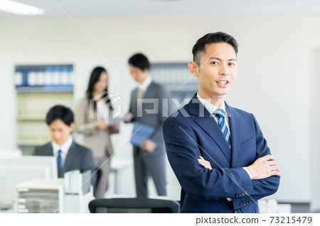 年輕的商人在辦公室 年輕的商人在辦公室 73215479