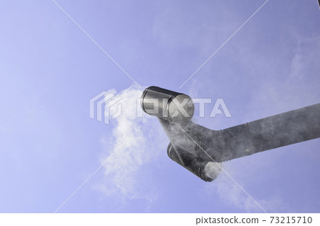 從煙囪冒出的柴火爐煙 從煙囪冒出的柴火爐煙 73215710