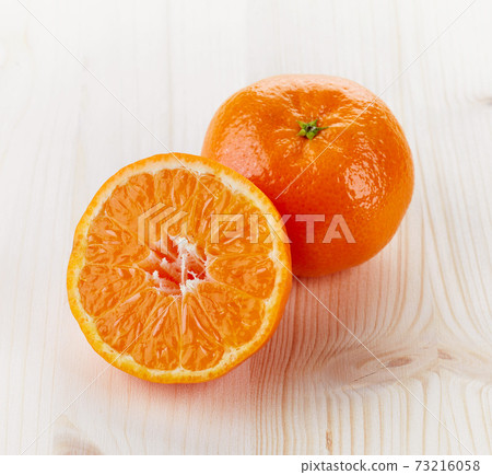 Mandarine on wooden table 73216058