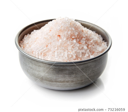 Himalayan salt in meatalic bowl 73216059