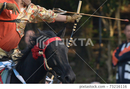 An archer who shoots an arrow from the top of a horse galloping on Takadanobaba 73216116