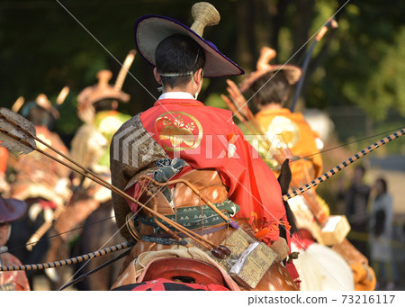 一名弓箭手準備在Yabusame射箭 73216117