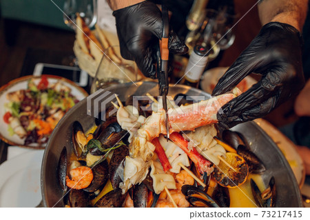 Hand of chef cleaning and preparing fresh raw Giant Mud Crab, serrated mud crabs Scylla serrata ready for the Cook. Hand of chef cleaning and preparing fresh raw Giant Mud Crab, serrated mud crabs Scylla serrata ready for the Cook. 73217415