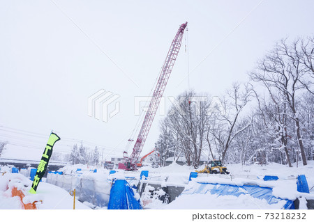 冬季水路施工現場起重機車 冬季水路施工現場起重機車 73218232