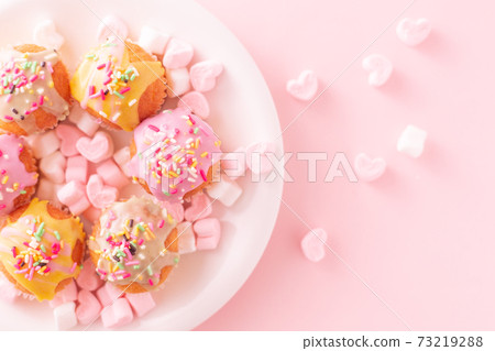 多彩的小蛋糕和心形棉花糖 73219288