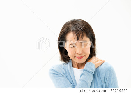 Senior woman fatigue 73219391