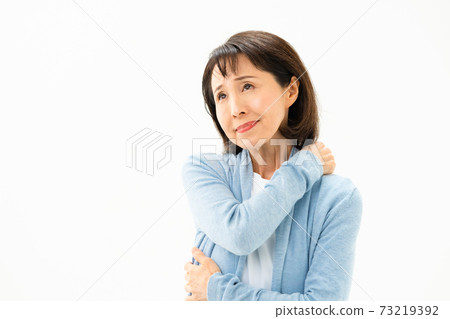 Senior woman fatigue 73219392