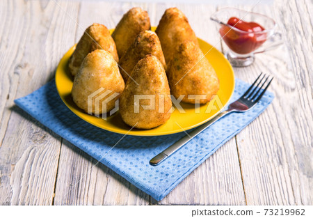 Bowl of arancini - rice balls with mozzarella Bowl of arancini - rice balls with mozzarella 73219962