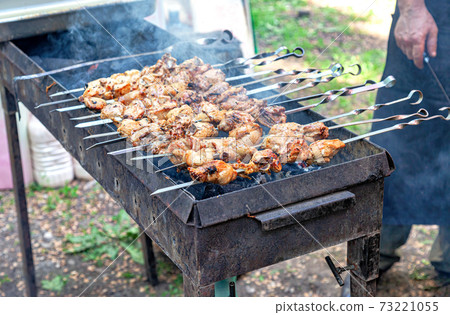 Grilled appetizing kebab cooking on metal skewers Grilled appetizing kebab cooking on metal skewers 73221055