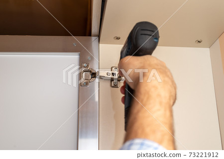 Adjusting a hinge 73221912