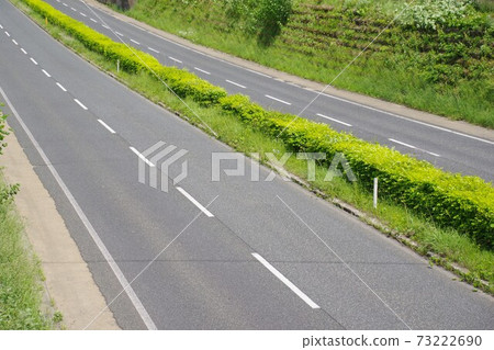 帶中央分隔區的4車道道路 73222690