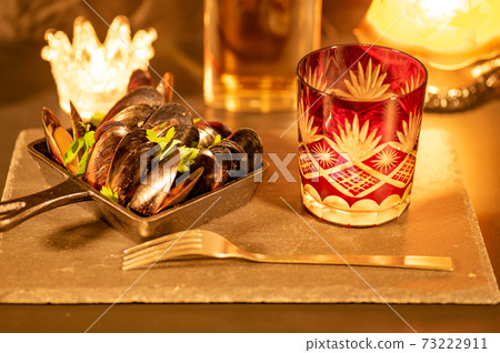 晚上喝貽貝和威士忌酒 晚上喝貽貝和威士忌酒 73222911