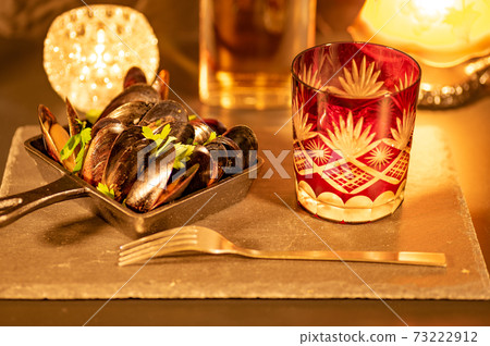 晚上喝貽貝和威士忌酒 73222912