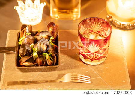 晚貽貝和威士忌酒 73223008