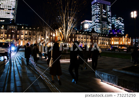 People heading to Tokyo Station at dusk 73225250