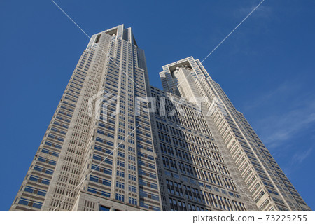 Blue sky and Shinjuku skyscrapers 73225255