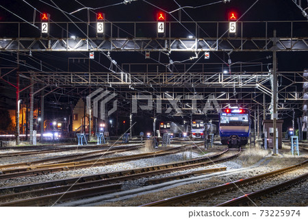 整車基地的夜景[橫須賀線祖志站] E235系列和E217系列火車 73225974