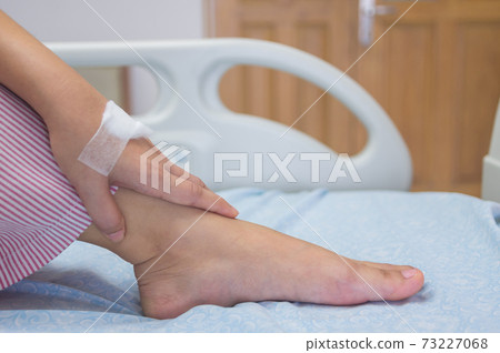 ankle pain 73227068