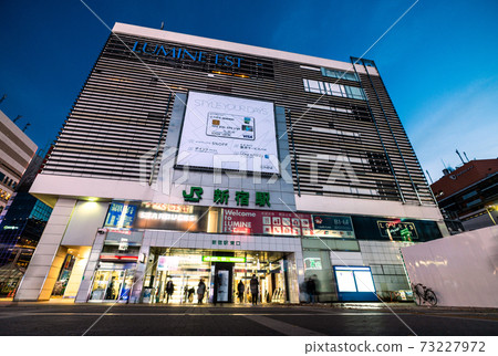 1月7日,JR新宿站(東口)等日本東京城市景觀的景色 1月7日,JR新宿站(東口)等日本東京城市景觀的景色 73227972