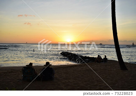 從夏威夷凱馬納海灘附近的日落 從夏威夷凱馬納海灘附近的日落 73228023