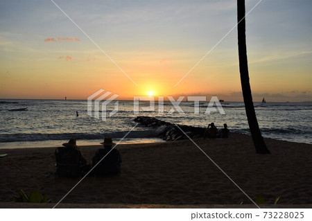 從夏威夷凱馬納海灘附近的日落 從夏威夷凱馬納海灘附近的日落 73228025